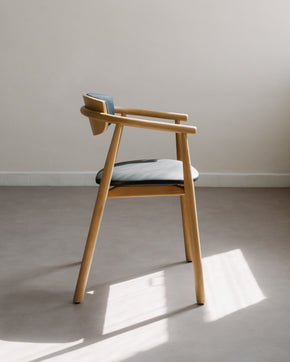 Polstrovaná dubová židle Nenna Black