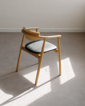 Polstrovaná dubová židle Nenna Black