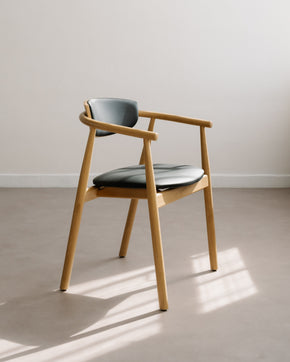 Polstrovaná dubová židle Nenna Black