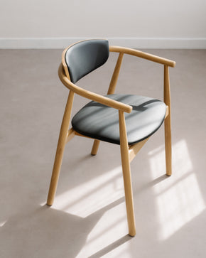 Polstrovaná dubová židle Nenna Black