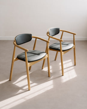 Polstrovaná dubová židle Nenna Black