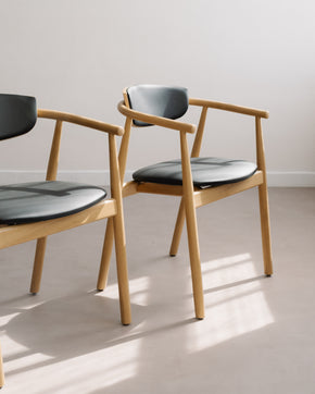 Polstrovaná dubová židle Nenna Black