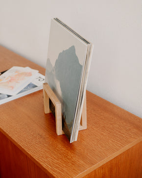 Dubový stojan na LP desky a magazíny