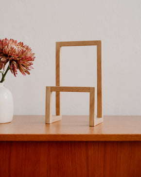 Dubový stojan na LP desky a magazíny