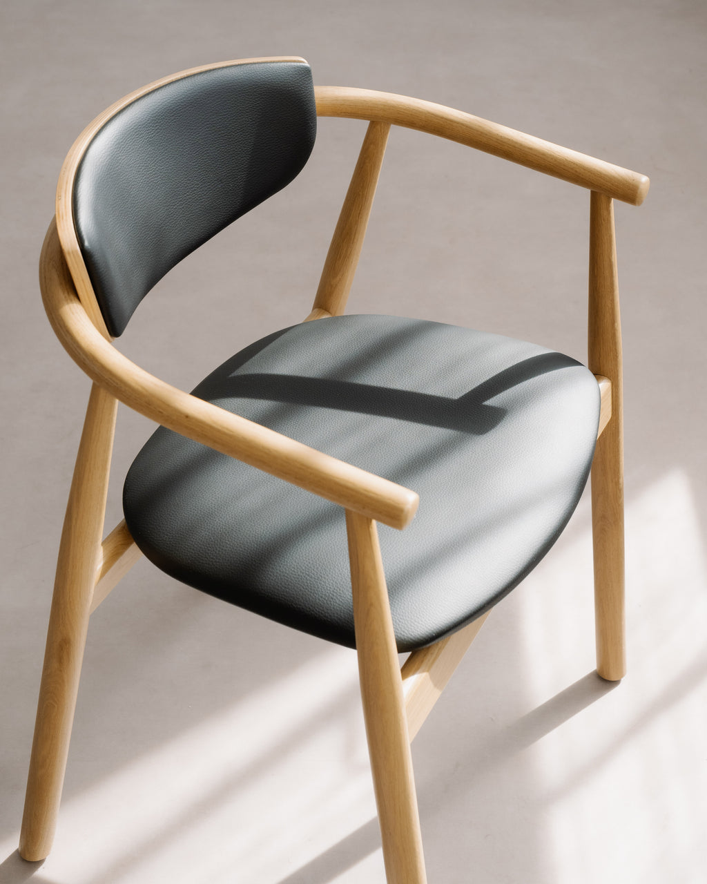 Polstrovaná dubová židle Nenna Black