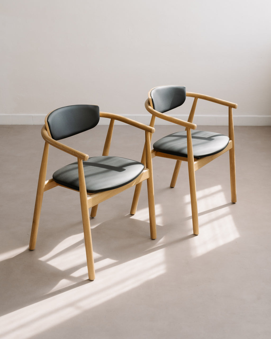 Polstrovaná dubová židle Nenna Black