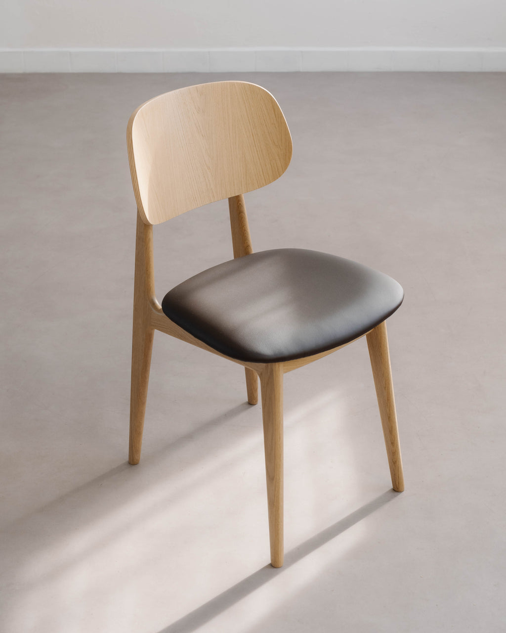 Polstrovaná dubová židle Ada