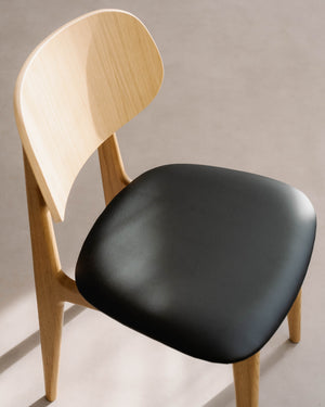 Polstrovaná dubová židle Ada Black