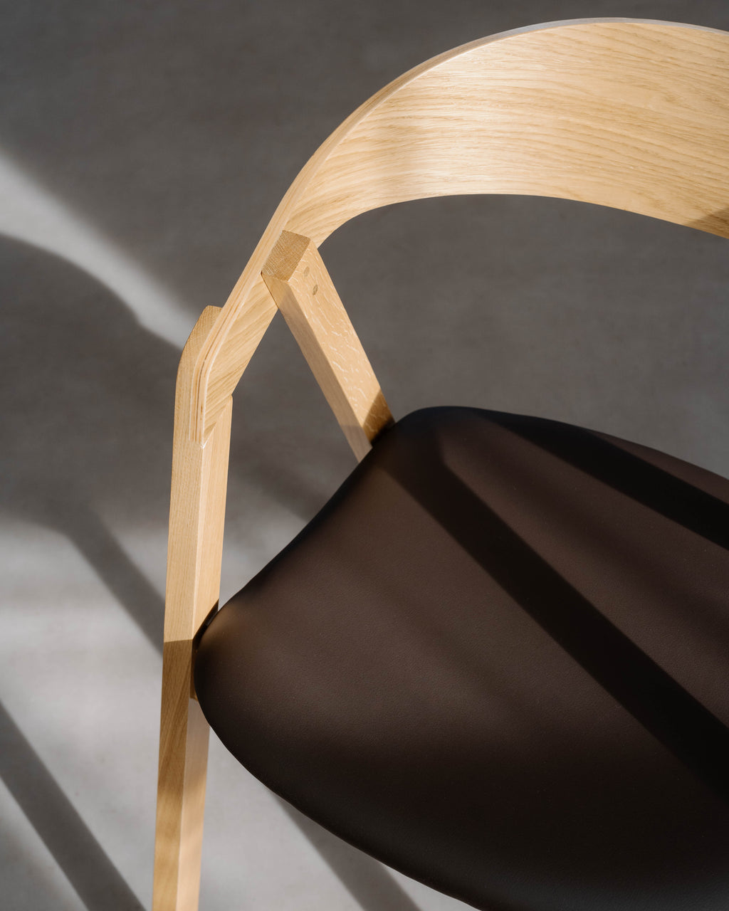 Polstrovaná dubová židle Lenno Dark Brown