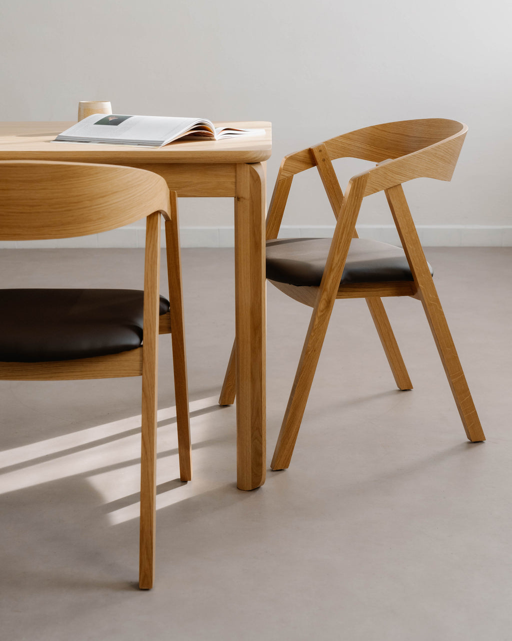 Polstrovaná dubová židle Lenno Dark Brown