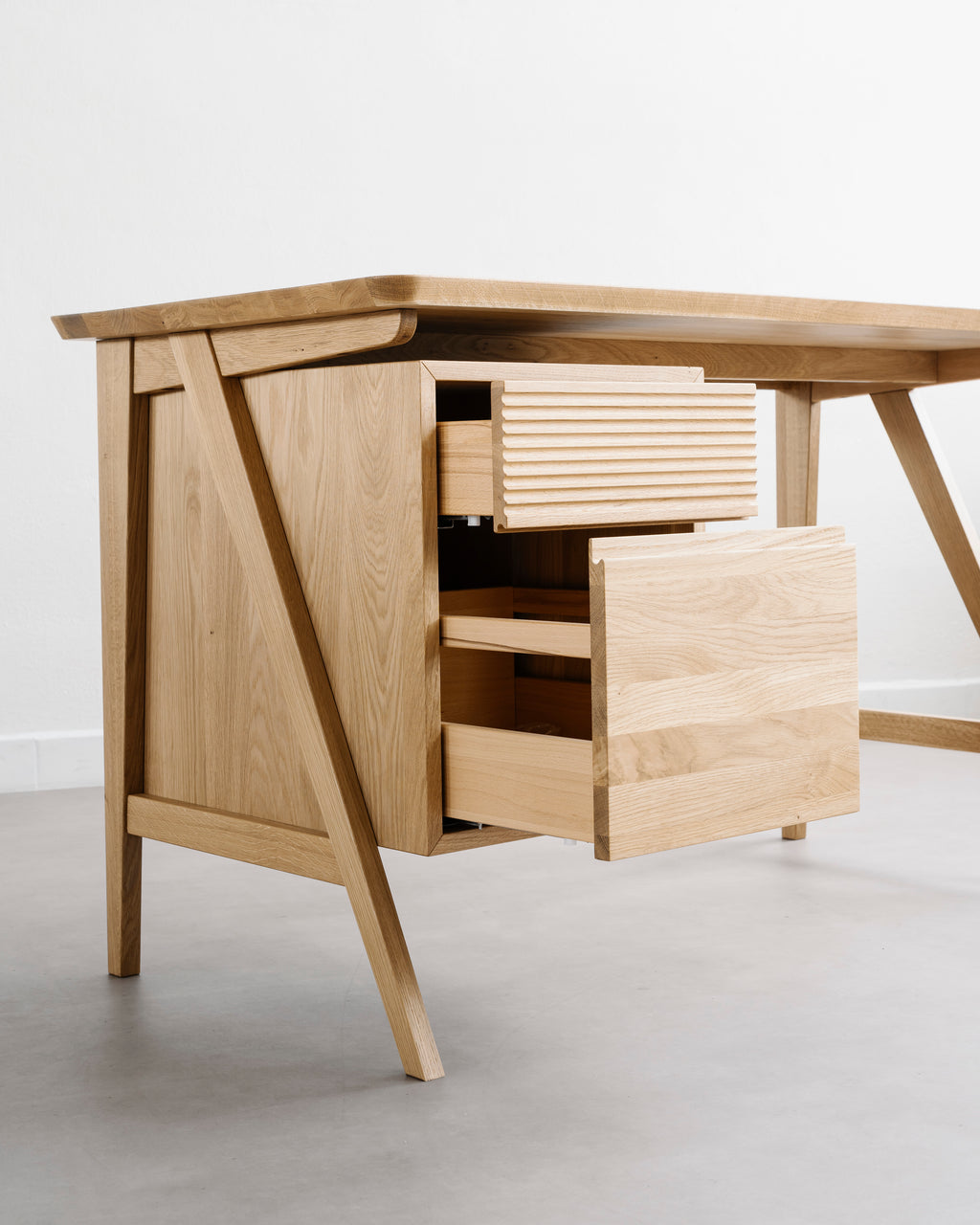 Dubový pracovní stůl Bryno