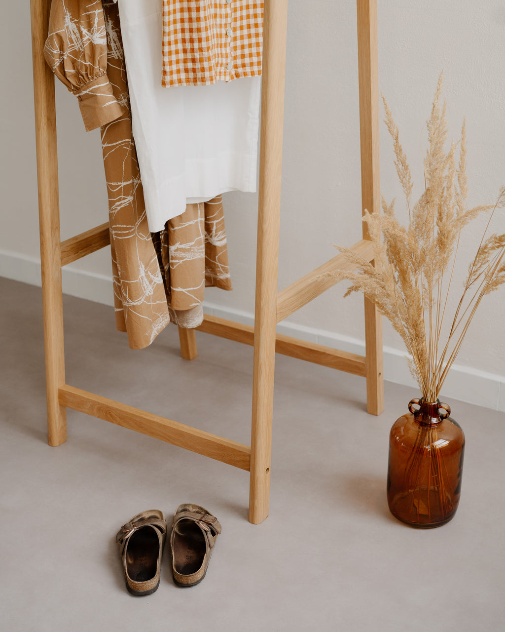 Dubový stojanový věšák na šaty Acorn