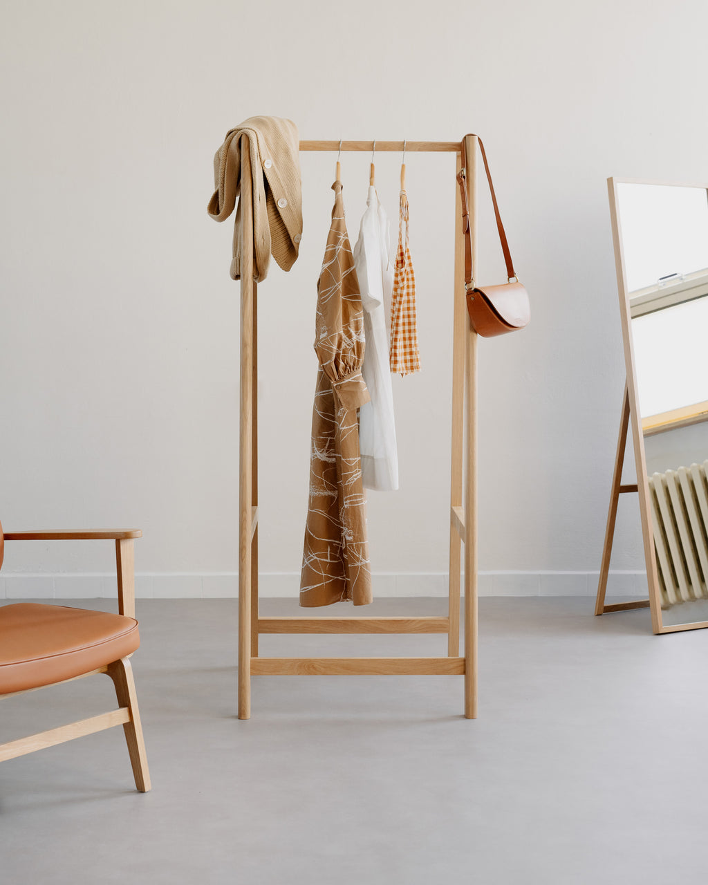 Dubový stojanový věšák na šaty Acorn