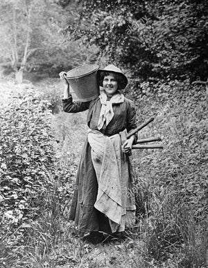 Borová stolička Milkin' Stool